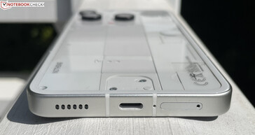 In basso: Altoparlante, USB-C 2.0, microfono, doppia SIM