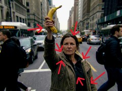 Donna con in mano una banana: Quali indizi cercare