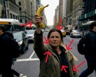 Donna con in mano una banana: Quali indizi cercare