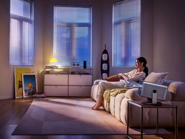 La Leica Cine Play 1 Plus è dotata di un cavalletto inclinabile integrato. (Fonte: Leica)