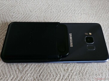 La cover magnetica si aggancia saldamente allo smartphone se non si utilizza una custodia; altrimenti, si utilizza l'anello magnetico incluso.