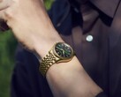 Orologio Seiko Presage Classic x Tradman’s Bonsai indossato al polso, caratterizzato da cassa e bracciale color oro e da un quadrante verde scuro.