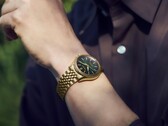 Orologio Seiko Presage Classic x Tradman’s Bonsai indossato al polso, caratterizzato da cassa e bracciale color oro e da un quadrante verde scuro.