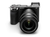 La Sony A6700 è un'entusiasmante fotocamera per appassionati, ma alcuni utenti potrebbero essere contrari alla mancanza di hardware di ricarica. (Fonte: Sony)