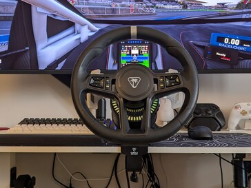 Volante allineato con la vista dell'abitacolo in Assetto Corsa Competizione.