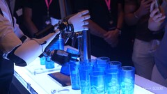 Optimus versa la birra con l'assistenza umana (Fonte: Tesla)