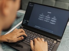 Una persona sta digitando su un computer portatile con la pagina iniziale di ChatGPT aperta