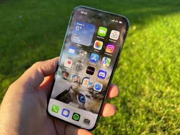 iPhone 14 Pro al sole d'autunno