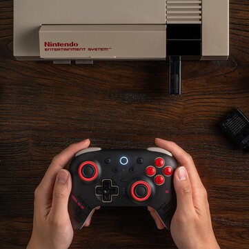 L'8BitDo Ultimate 2 Bluetooth - NES 40th Limited Edition è dotato di un ricevitore NES Retro, quindi può essere utilizzato con il NES. (Fonte immagine: 8BitDo)