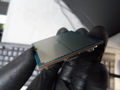 Un utente di Reddit ha condiviso delle immagini che mostrano la sua CPU 9800X3D 'esplosa' dopo averla utilizzata con una scheda madre MSI X870E Tomahawk WiFi. (Fonte immagine: Realistic_Age_718 via Reddit)