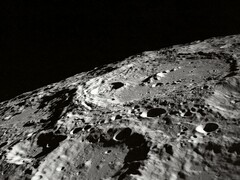 Un'immagine che mostra i crateri sulla Luna.