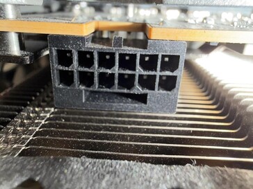 Connettore di alimentazione bruciato di Sapphire Nitro RX 9070 XT. (Fonte immagine: r/pcmasterrace su Reddit)