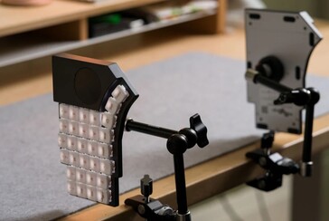 MoErgo Go60 montato in verticale su una scrivania (fonte: MoErgo)