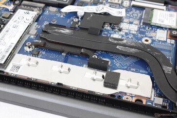 Notate la piastra di alluminio che protegge i moduli RAM saldati e gli slot vuoti per GPU e VRAM sotto i tubi di calore per le SKU opzionali GeForce MX450