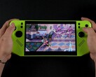 Console di gioco portatile MSI Claw A8 in verde, che gioca a Teenage Mutant Ninja Turtles: Shredder's Revenge, con le metriche delle prestazioni sullo schermo che mostrano il basso TDP e l'assorbimento della batteria. (Fonte immagine: ETA Prime su YouTube)