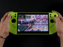 Console di gioco portatile MSI Claw A8 in verde, che gioca a Teenage Mutant Ninja Turtles: Shredder's Revenge, con le metriche delle prestazioni sullo schermo che mostrano il basso TDP e l'assorbimento della batteria. (Fonte immagine: ETA Prime su YouTube)