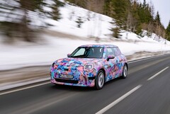 Oltre ai dettagli tecnici, Mini ha rilasciato anche alcune immagini della Cooper SE in camoflauge. (Fonte: Mini)