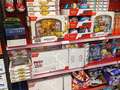 Articoli da collezione del GCC Pokémon presso un negozio Target