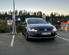 VW elettrica presso una stazione Tesla Supercharger in Europa (immagine: OfficialQzf/Reddit)