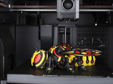 Stampa 3D multicolore di una vespa all'interno del Centauri Carbon 2 Combo. (Fonte: Elegoo)