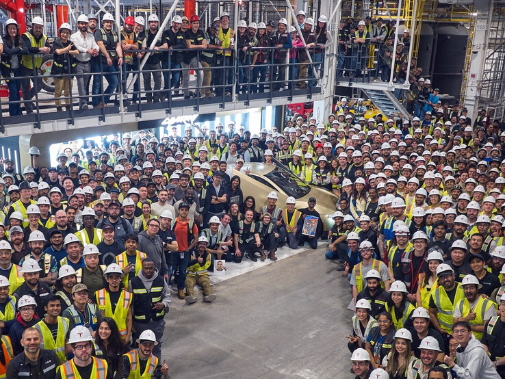 La prima Cybercab di produzione presso Giga Texas.