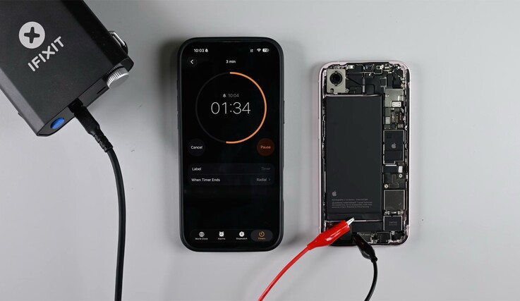 La batteria dell'iPhone 17e può essere rimossa applicando una bassa tensione per rilasciare l'adesivo.