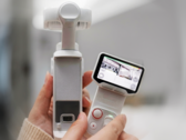 Insta360 Luna Ultra ha un telecomando staccabile con un touchscreen.