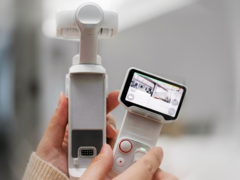 Insta360 Luna Ultra ha un telecomando staccabile con un touchscreen.