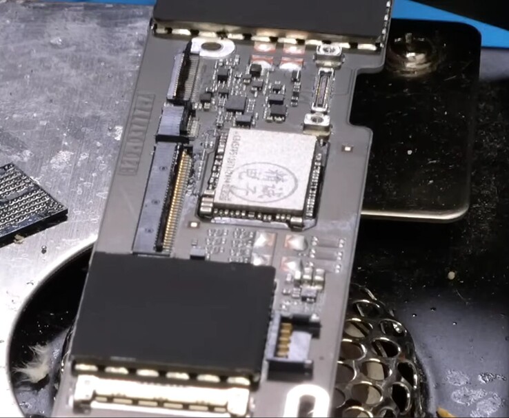 La scheda logica del MacBook Neo con il chip NAND da 1 TB installato