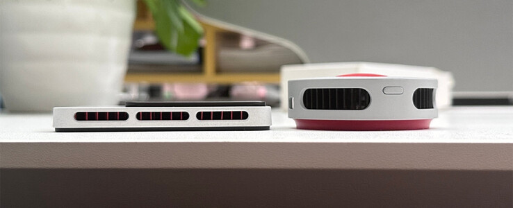 Si dice che il nuovo radiatore magnetico di OnePlus abbia uno spessore di 1 cm. Nella foto accanto al vecchio radiatore magnetico.