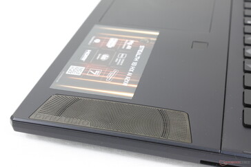 Grandi griglie sui poggiapolsi per gli altoparlanti che sparano verso l'alto