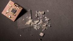 il vPCB si trasforma in una sostanza gelatinosa durante il riciclaggio senza danneggiare l'elettronica di base (Fonte: Mark Stone/Università di Washington)