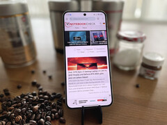 Lo Xiaomi 14, che pesa 193 grammi, ha una classificazione IP68 ed è quindi resistente alla polvere e all'acqua.