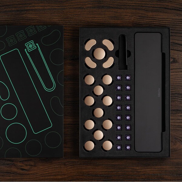 Il kit di aggiornamento 8BitDo per il controller Arcade è dotato di copritasti extra e di un poggiapolsi.