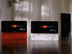 Sono state rivelate altre specifiche del Pocket Play. Nella foto: le tre varianti di colore del telefono da gioco.