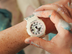 Il Casio G-Shock GA2100CROCS25-7 (nella foto) ha un logo Crocs personalizzato sul quadrante. (Fonte: Casio)