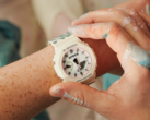 Il Casio G-Shock GA2100CROCS25-7 (nella foto) ha un logo Crocs personalizzato sul quadrante. (Fonte: Casio)
