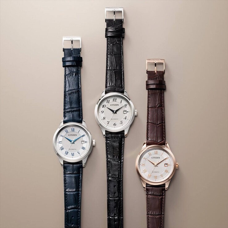 Tre orologi automatici Citizen disposti in verticale, dotati di cinturini in pelle blu, neri e marroni con casse color argento o oro rosa.
