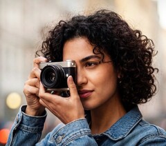 La Esquisse Camera racchiude un sensore Micro Quattro Terzi in un corpo compatto.