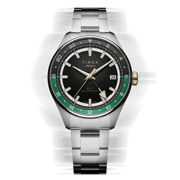 Timex Atelier GMT Première M1a con quadrante nero, anello GMT verde e bracciale in acciaio inossidabile.