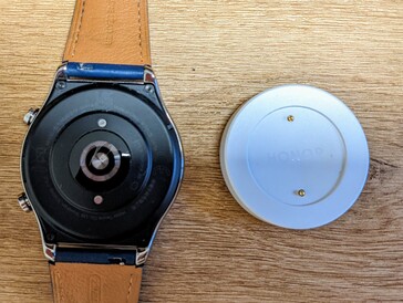 Sfortunatamente, Honor non offre allo smartwatch la ricarica wireless