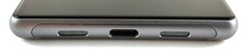 Sotto: griglia altoparlante, porta USB Type-C, griglia altoparlante