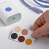 Il caricatore USB IKEA Sjöss 65W a 1 porta può essere personalizzato con gli adesivi allegati. (Fonte immagine: IKEA)