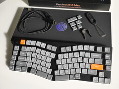 Keychron K15 Max con una barra spaziatrice divisa Alice design