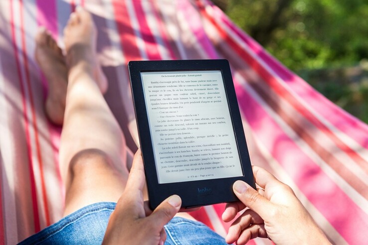 Rilassarsi con un Kindle, perché niente dice "sono impegnato a rilassarmi" come perdersi in un buon libro sotto il sole. (Fonte immagine: Perfecto Capucine - Unsplash)