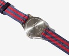 Vista posteriore dell’orologio Noah x Timex MK1 Anchor, che mostra il fondello in acciaio inossidabile inciso e il cinturino in tessuto blu navy e rosso.