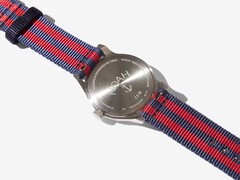 Vista posteriore dell’orologio Noah x Timex MK1 Anchor, che mostra il fondello in acciaio inossidabile inciso e il cinturino in tessuto blu navy e rosso.