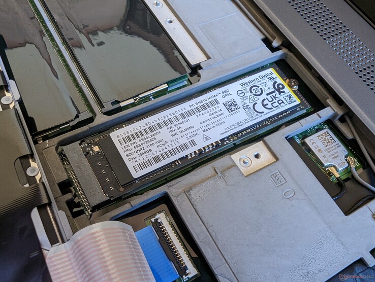 Lo slot per l'unità SSD M.2 principale si trova sotto la tastiera rimovibile