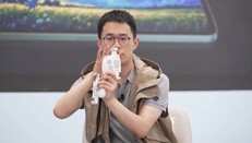 Il Redmi Game Controller è dotato di morsetti per tenere saldamente in posizione un dispositivo. (Fonte immagine: Redmi)