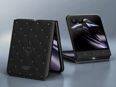 Il design di quest’anno è più sobrio rispetto a quello del Razr 60 Swarovski Edition